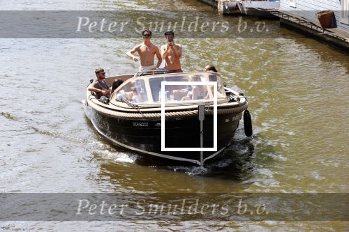 Amsterdam 25 juni 2020
Estelle Cruijff Jamie Vaes Koen Kardashian en vrienden op boot door Amsterdamse grachten.