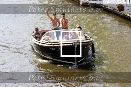 Amsterdam 25 juni 2020
Estelle Cruijff Jamie Vaes Koen Kardashian en vrienden op boot door Amsterdamse grachten.