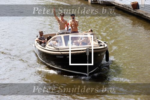 Amsterdam 25 juni 2020
Estelle Cruijff Jamie Vaes Koen Kardashian en vrienden op boot door Amsterdamse grachten.