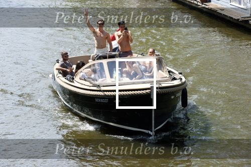 Amsterdam 25 juni 2020
Estelle Cruijff Jamie Vaes Koen Kardashian en vrienden op boot door Amsterdamse grachten.