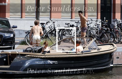 Amsterdam 25 juni 2020
Estelle Cruijff Jamie Vaes Koen Kardashian en vrienden op boot door Amsterdamse grachten.