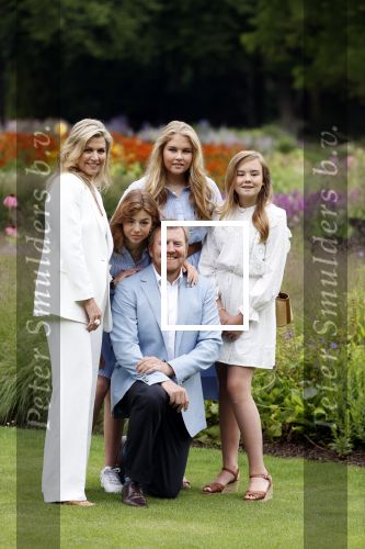 Den Haag  17 juli 2020
Koninklijk fotouurtje in de tuin van Huis ten Bosch . Vanwege corona was er veel minder pers uitgenodigd dan andere jaren. Aanwezig koning Willem Alexander Koningina Maxima en de prinsessen Amalia Alexia en Ariane .