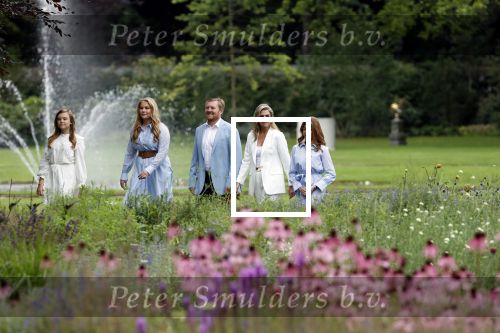 Den Haag  17 juli 2020
Koninklijk fotouurtje in de tuin van Huis ten Bosch . Vanwege corona was er veel minder pers uitgenodigd dan andere jaren. Aanwezig koning Willem Alexander Koningina Maxima en de prinsessen Amalia Alexia en Ariane .