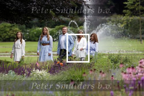 Den Haag  17 juli 2020
Koninklijk fotouurtje in de tuin van Huis ten Bosch . Vanwege corona was er veel minder pers uitgenodigd dan andere jaren. Aanwezig koning Willem Alexander Koningina Maxima en de prinsessen Amalia Alexia en Ariane .