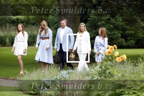 Den Haag  17 juli 2020
Koninklijk fotouurtje in de tuin van Huis ten Bosch . Vanwege corona was er veel minder pers uitgenodigd dan andere jaren. Aanwezig koning Willem Alexander Koningina Maxima en de prinsessen Amalia Alexia en Ariane .
