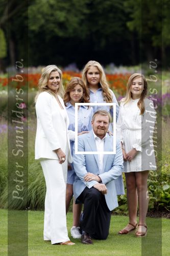 Den Haag  17 juli 2020
Koninklijk fotouurtje in de tuin van Huis ten Bosch . Vanwege corona was er veel minder pers uitgenodigd dan andere jaren. Aanwezig koning Willem Alexander Koningina Maxima en de prinsessen Amalia Alexia en Ariane .