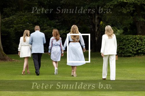 Den Haag  17 juli 2020
Koninklijk fotouurtje in de tuin van Huis ten Bosch . Vanwege corona was er veel minder pers uitgenodigd dan andere jaren. Aanwezig koning Willem Alexander Koningina Maxima en de prinsessen Amalia Alexia en Ariane .