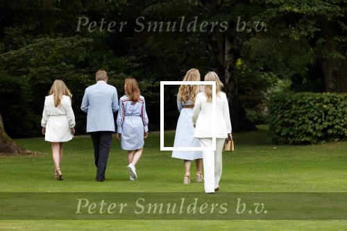 Den Haag  17 juli 2020
Koninklijk fotouurtje in de tuin van Huis ten Bosch . Vanwege corona was er veel minder pers uitgenodigd dan andere jaren. Aanwezig koning Willem Alexander Koningina Maxima en de prinsessen Amalia Alexia en Ariane .