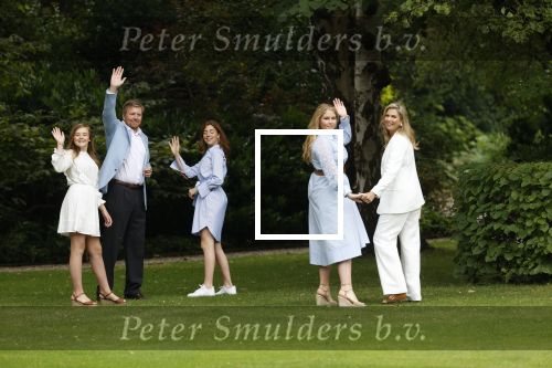 Den Haag  17 juli 2020
Koninklijk fotouurtje in de tuin van Huis ten Bosch . Vanwege corona was er veel minder pers uitgenodigd dan andere jaren. Aanwezig koning Willem Alexander Koningina Maxima en de prinsessen Amalia Alexia en Ariane .