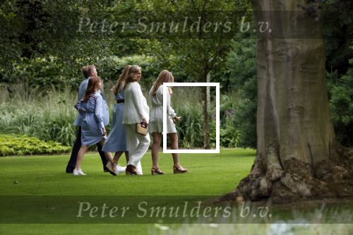 Den Haag  17 juli 2020
Koninklijk fotouurtje in de tuin van Huis ten Bosch . Vanwege corona was er veel minder pers uitgenodigd dan andere jaren. Aanwezig koning Willem Alexander Koningina Maxima en de prinsessen Amalia Alexia en Ariane .