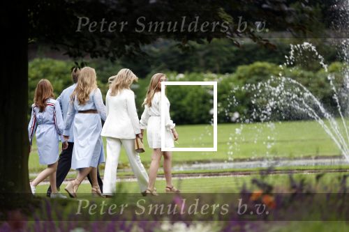 Den Haag  17 juli 2020
Koninklijk fotouurtje in de tuin van Huis ten Bosch . Vanwege corona was er veel minder pers uitgenodigd dan andere jaren. Aanwezig koning Willem Alexander Koningina Maxima en de prinsessen Amalia Alexia en Ariane .