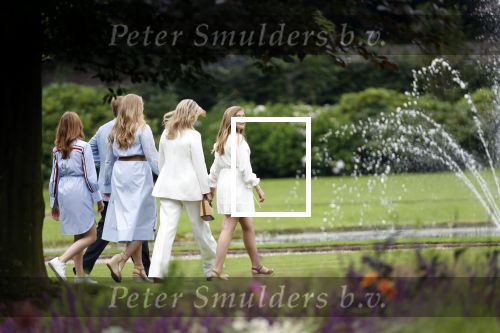 Den Haag  17 juli 2020
Koninklijk fotouurtje in de tuin van Huis ten Bosch . Vanwege corona was er veel minder pers uitgenodigd dan andere jaren. Aanwezig koning Willem Alexander Koningina Maxima en de prinsessen Amalia Alexia en Ariane .