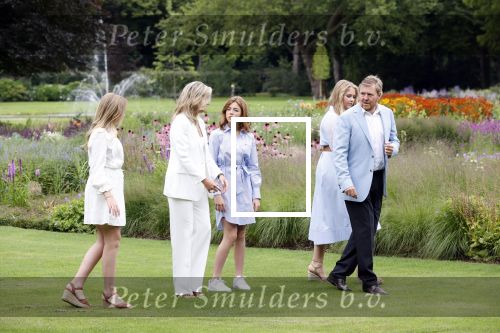 Den Haag  17 juli 2020
Koninklijk fotouurtje in de tuin van Huis ten Bosch . Vanwege corona was er veel minder pers uitgenodigd dan andere jaren. Aanwezig koning Willem Alexander Koningina Maxima en de prinsessen Amalia Alexia en Ariane .