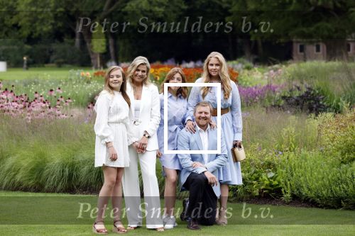 Den Haag  17 juli 2020
Koninklijk fotouurtje in de tuin van Huis ten Bosch . Vanwege corona was er veel minder pers uitgenodigd dan andere jaren. Aanwezig koning Willem Alexander Koningina Maxima en de prinsessen Amalia Alexia en Ariane .