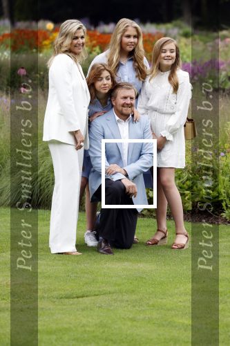 Den Haag  17 juli 2020
Koninklijk fotouurtje in de tuin van Huis ten Bosch . Vanwege corona was er veel minder pers uitgenodigd dan andere jaren. Aanwezig koning Willem Alexander Koningina Maxima en de prinsessen Amalia Alexia en Ariane .