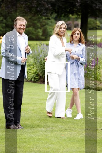 Den Haag  17 juli 2020
Koninklijk fotouurtje in de tuin van Huis ten Bosch . Vanwege corona was er veel minder pers uitgenodigd dan andere jaren. Aanwezig koning Willem Alexander Koningina Maxima en de prinsessen Amalia Alexia en Ariane .