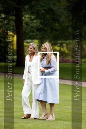 Den Haag  17 juli 2020
Koninklijk fotouurtje in de tuin van Huis ten Bosch . Vanwege corona was er veel minder pers uitgenodigd dan andere jaren. Aanwezig koning Willem Alexander Koningina Maxima en de prinsessen Amalia Alexia en Ariane .