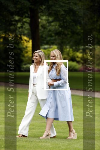 Den Haag  17 juli 2020
Koninklijk fotouurtje in de tuin van Huis ten Bosch . Vanwege corona was er veel minder pers uitgenodigd dan andere jaren. Aanwezig koning Willem Alexander Koningina Maxima en de prinsessen Amalia Alexia en Ariane .