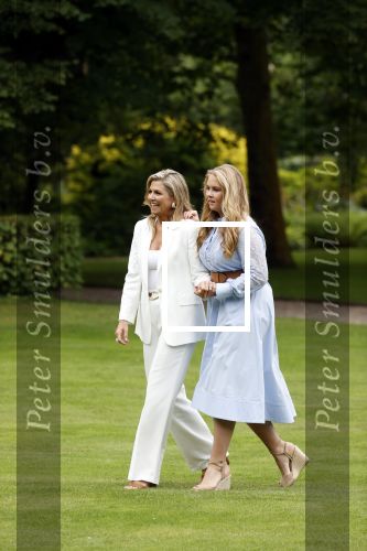 Den Haag  17 juli 2020
Koninklijk fotouurtje in de tuin van Huis ten Bosch . Vanwege corona was er veel minder pers uitgenodigd dan andere jaren. Aanwezig koning Willem Alexander Koningina Maxima en de prinsessen Amalia Alexia en Ariane .