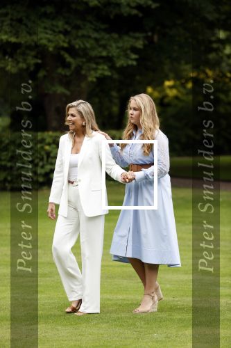 Den Haag  17 juli 2020
Koninklijk fotouurtje in de tuin van Huis ten Bosch . Vanwege corona was er veel minder pers uitgenodigd dan andere jaren. Aanwezig koning Willem Alexander Koningina Maxima en de prinsessen Amalia Alexia en Ariane .