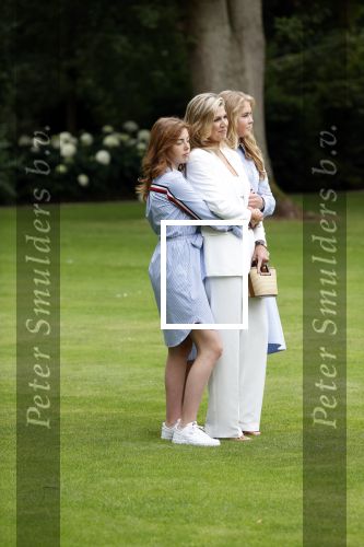 Den Haag  17 juli 2020
Koninklijk fotouurtje in de tuin van Huis ten Bosch . Vanwege corona was er veel minder pers uitgenodigd dan andere jaren. Aanwezig koning Willem Alexander Koningina Maxima en de prinsessen Amalia Alexia en Ariane .