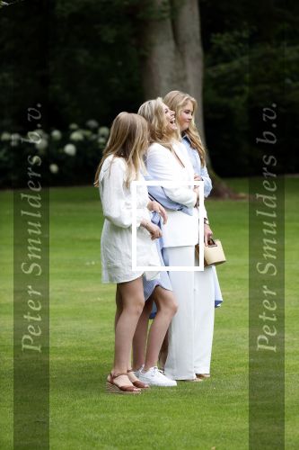 Den Haag  17 juli 2020
Koninklijk fotouurtje in de tuin van Huis ten Bosch . Vanwege corona was er veel minder pers uitgenodigd dan andere jaren. Aanwezig koning Willem Alexander Koningina Maxima en de prinsessen Amalia Alexia en Ariane .
