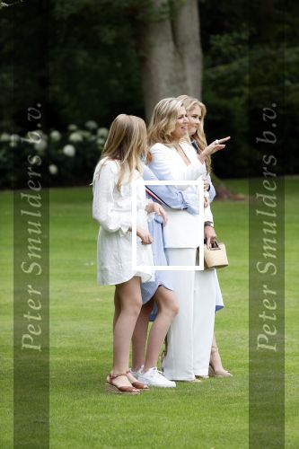 Den Haag  17 juli 2020
Koninklijk fotouurtje in de tuin van Huis ten Bosch . Vanwege corona was er veel minder pers uitgenodigd dan andere jaren. Aanwezig koning Willem Alexander Koningina Maxima en de prinsessen Amalia Alexia en Ariane .