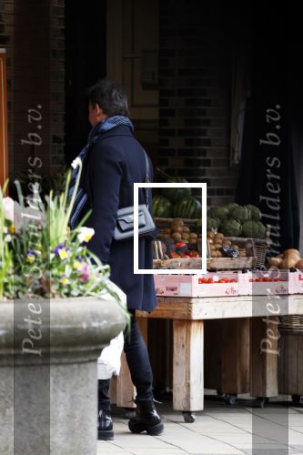 Amsterdam 2 april 2020
Leco v Zadelhoff doet boodschappen met zijn partner