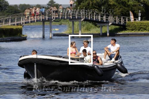 Vinkeveen 25 juni 2020
Lisandro Martinez met zijn vriendin en collega Edson Alvarez varen op de vinkeveense plassen.