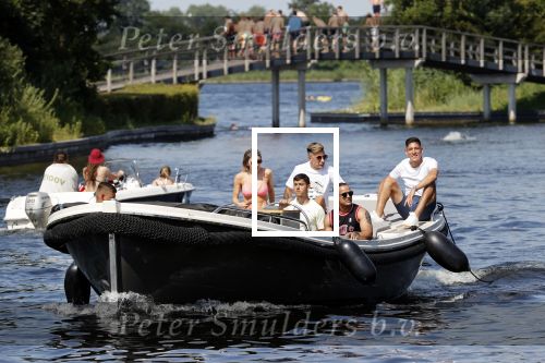 Vinkeveen 25 juni 2020
Lisandro Martinez met zijn vriendin en collega Edson Alvarez varen op de vinkeveense plassen.