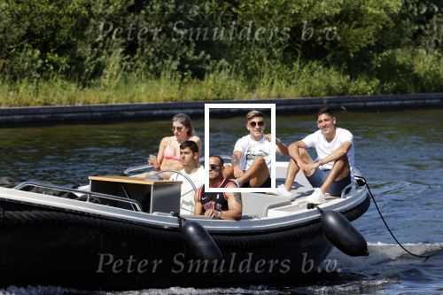 Vinkeveen 25 juni 2020
Lisandro Martinez met zijn vriendin en collega Edson Alvarez varen op de vinkeveense plassen.