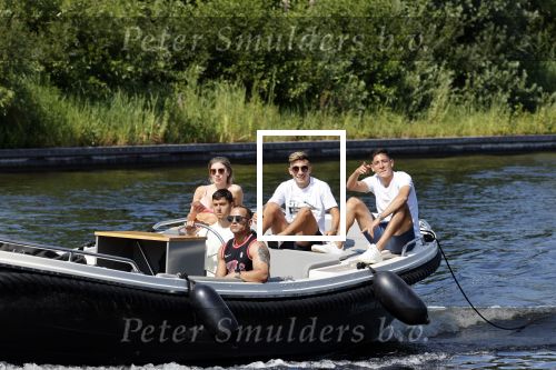 Vinkeveen 25 juni 2020
Lisandro Martinez met zijn vriendin en collega Edson Alvarez varen op de vinkeveense plassen.
