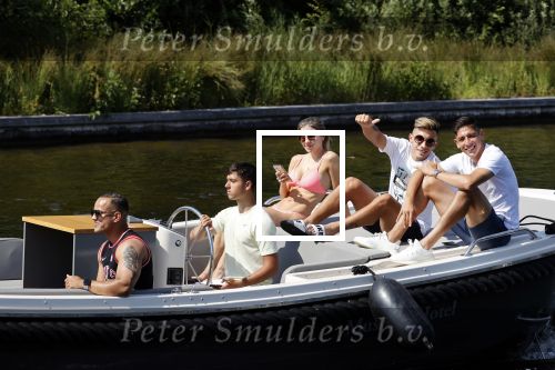 Vinkeveen 25 juni 2020
Lisandro Martinez met zijn vriendin en collega Edson Alvarez varen op de vinkeveense plassen.