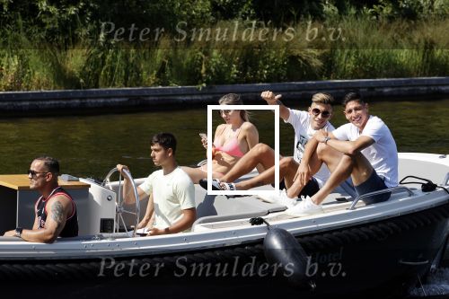 Vinkeveen 25 juni 2020
Lisandro Martinez met zijn vriendin en collega Edson Alvarez varen op de vinkeveense plassen.