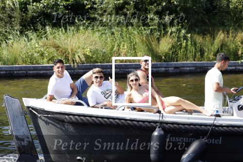 Vinkeveen 25 juni 2020
Lisandro Martinez met zijn vriendin en collega Edson Alvarez varen op de vinkeveense plassen.
