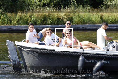 Vinkeveen 25 juni 2020
Lisandro Martinez met zijn vriendin en collega Edson Alvarez varen op de vinkeveense plassen.