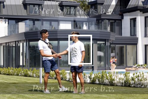 Vinkeveen 25 juni 2020
Lisandro Martinez met zijn vriendin en collega Edson Alvarez varen op de vinkeveense plassen.