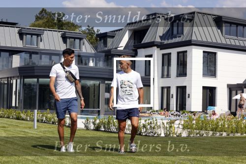 Vinkeveen 25 juni 2020
Lisandro Martinez met zijn vriendin en collega Edson Alvarez varen op de vinkeveense plassen.