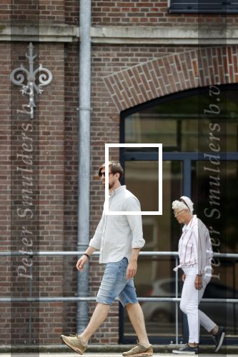 Rotterdam 18 juli 2020
Mattie Valk en zijn moeder op de scooter en bij zijn huis/ appartement