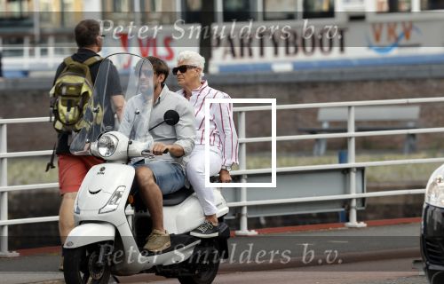Rotterdam 18 juli 2020
Mattie Valk en zijn moeder op de scooter en bij zijn huis/ appartement