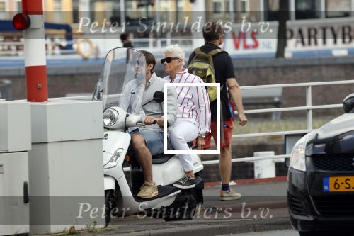 Rotterdam 18 juli 2020
Mattie Valk en zijn moeder op de scooter en bij zijn huis/ appartement
