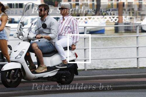 Rotterdam 18 juli 2020
Mattie Valk en zijn moeder op de scooter en bij zijn huis/ appartement