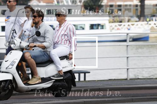 Rotterdam 18 juli 2020
Mattie Valk en zijn moeder op de scooter en bij zijn huis/ appartement