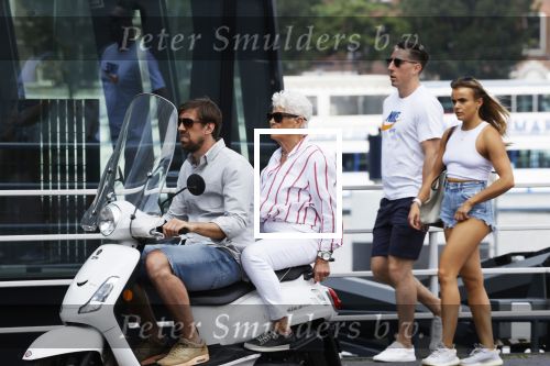 Rotterdam 18 juli 2020
Mattie Valk en zijn moeder op de scooter en bij zijn huis/ appartement