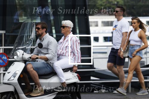 Rotterdam 18 juli 2020
Mattie Valk en zijn moeder op de scooter en bij zijn huis/ appartement