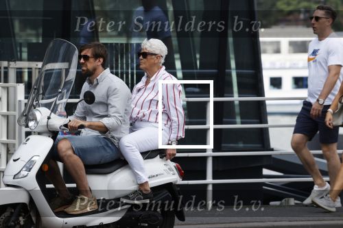 Rotterdam 18 juli 2020
Mattie Valk en zijn moeder op de scooter en bij zijn huis/ appartement