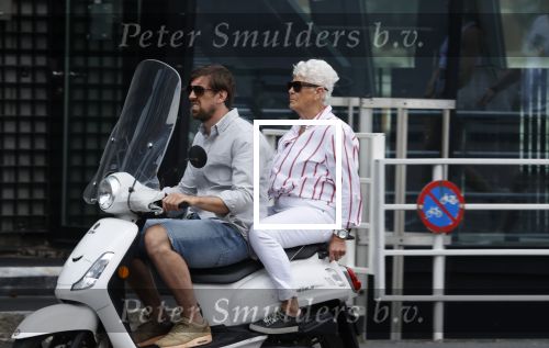 Rotterdam 18 juli 2020
Mattie Valk en zijn moeder op de scooter en bij zijn huis/ appartement