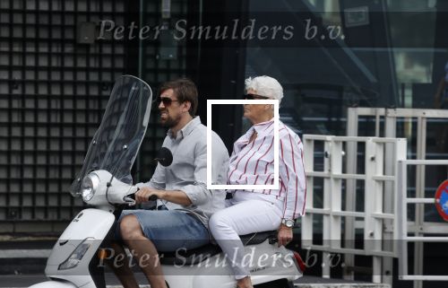 Rotterdam 18 juli 2020
Mattie Valk en zijn moeder op de scooter en bij zijn huis/ appartement