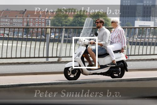 Rotterdam 18 juli 2020
Mattie Valk en zijn moeder op de scooter en bij zijn huis/ appartement