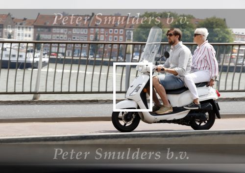 Rotterdam 18 juli 2020
Mattie Valk en zijn moeder op de scooter en bij zijn huis/ appartement